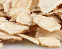 yellowish thin slices of American Ginseng are piled together